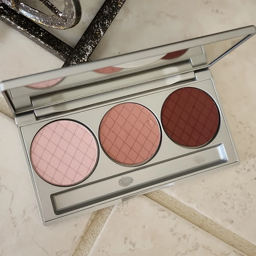 🩷💕 VICTORIA'S SECRET SILK WEAR EYE COLOR LUMINOUS POWDER PALETTE 💕🩷